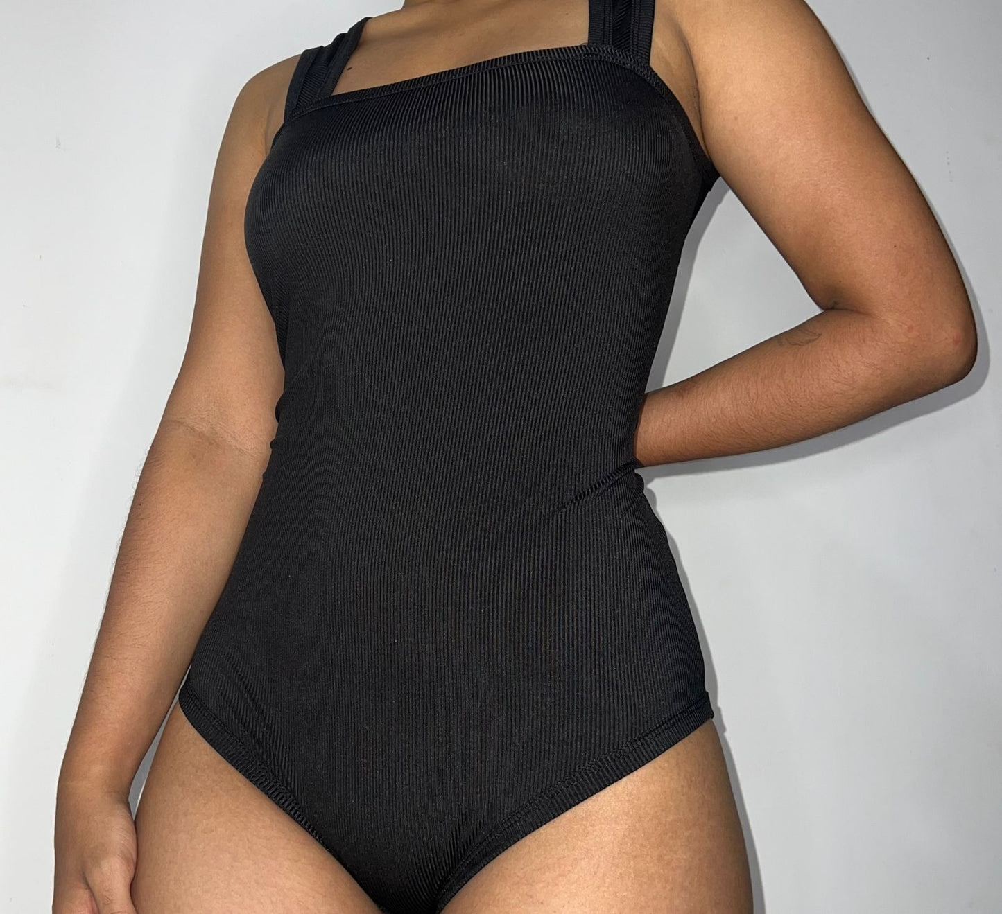 BODY SIN MANGA CON ESCOTE CUADRADO - "Luce Elegancia y Comodidad en Cada Movimiento – Descubre el Body que Realza tu Figura"